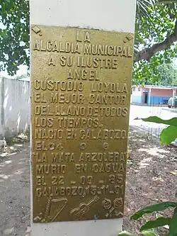 Fotografía de la placa del monumento Ángel Custodio Loyola. Calabozo (Venezuela).