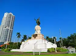 Vista completa del monumento.