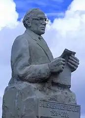 "Creedme. Yo estaré con vosotros en la fatiga de todos los ocasos..."[14] Busto de Luis Alberto Costales en Riobamba, 2009).