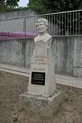 Monumento a Rosalía de Castro en el Centro Cultural homónimo