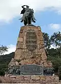 La estatua de Güemes ubicada en la cima del monumento.