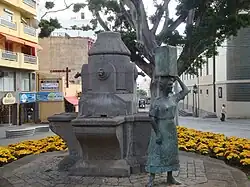 Antigua fuente y nuevo monumento a la mujer tinerfeña