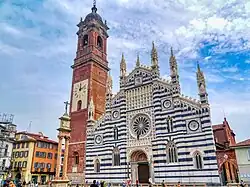 Catedral de Monza, con el campanile más tardío (1592-1620)