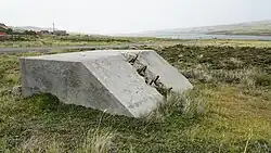 Restos del transmisor con los cuarteles nuevos de fondo.