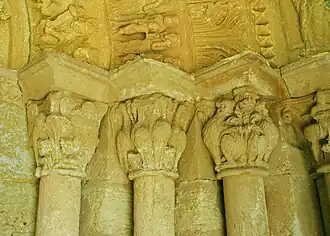 Columna derecha del Tímpano (siglo XII).