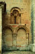 Arquería ciega de fachada meridional derecha (siglo XII).
