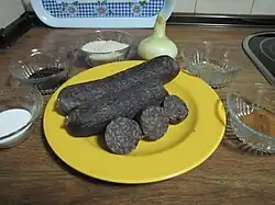 "Morcilla de Aranda" rodeada de sus principales ingredientes.
