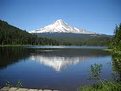 Monte Hood visto refeljado en el lago Trillium.