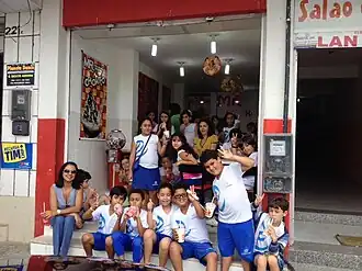 Alumnos colombianos en un uniforme escolar deportivo.