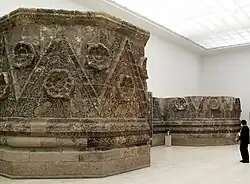 Fachada del palacio de Mshatta, Jordania, c. 740, actualmente en el Museo de Pérgamo (Berlin)