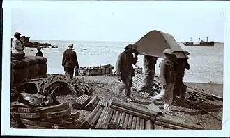 Descargas en el muelle ferroviario. Aun costado también hay fardos de lana para embarcar y exportar.