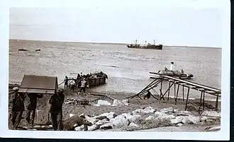 Trabajos en el muelle del pueblo