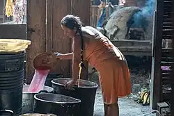 Mujer prepara chicha de camote en el Cabildo Indigenal en el Ichapekene Piesta