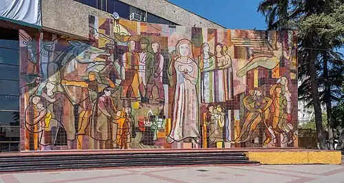 Encuentros (1994), mural de cerámica esmaltada del artista chileno Fernando Marcos Miranda, ubicado en la fachada de la Municipalidad de San Miguel, Santiago de Chile. Representa escenas simbólicas de familia, trabajo y libertad mediante figuras humanas estilizadas en tonos cálidos y líneas negras.