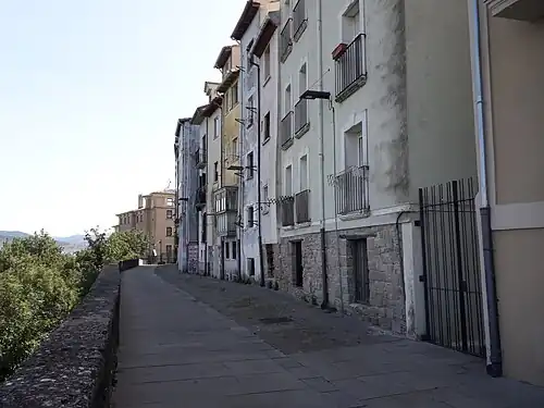 La ronda, en primer plano el echecarte correspondiente a la calle Hilarión Eslava