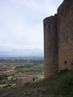 Muralla del Castillo, ermita de Nuestra Señora de Davalillo y San Asensio al fondo.