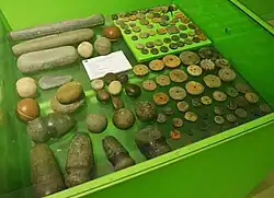 Conjunto de torteros de cerámica y de piedra.