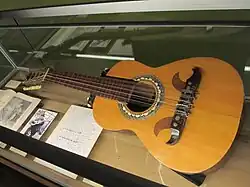 Vitrina con el guitarrón de Violeta