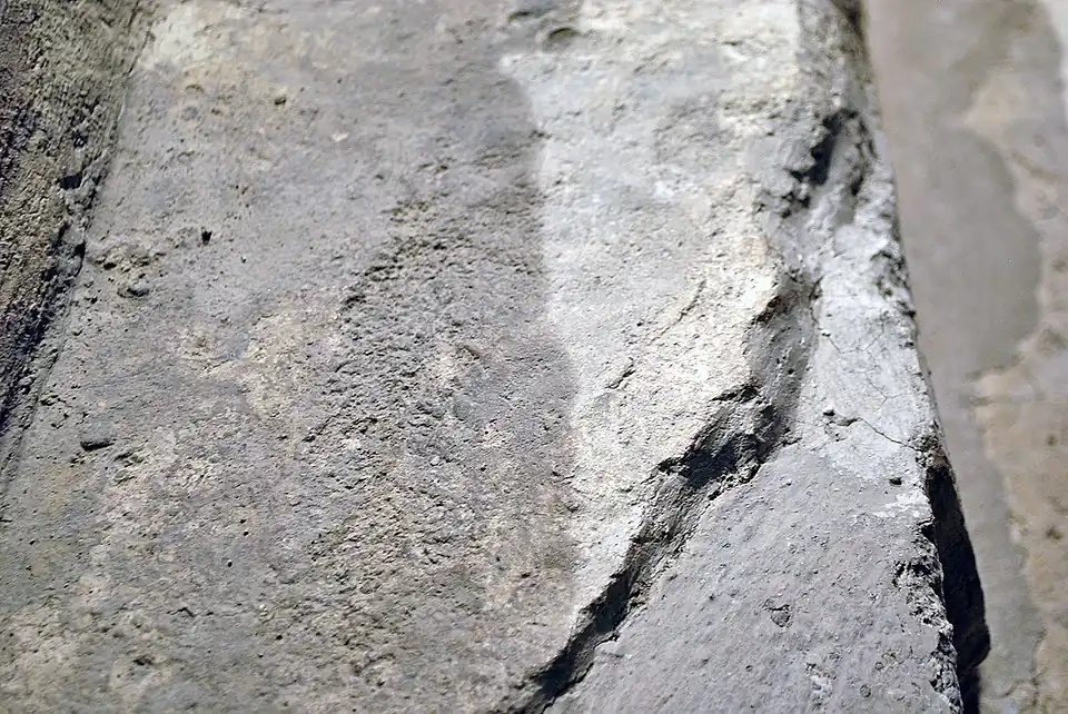 Huella de pie en el estuco que recubre la escalera del calmecac