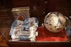 Camiseta argentina firmada por los medallistas junto al balón oficial