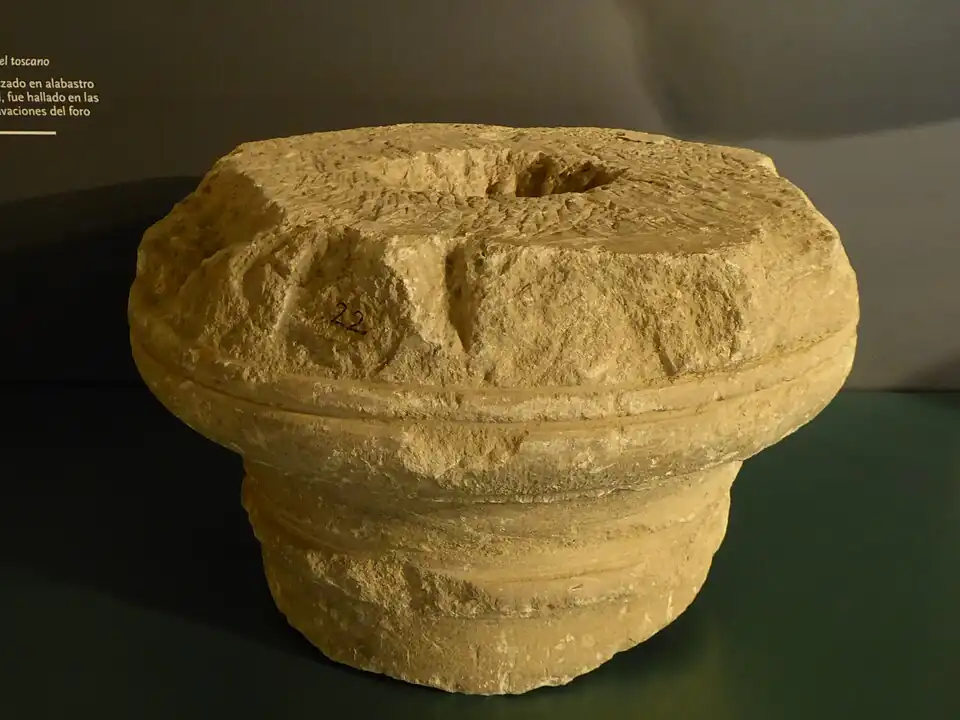 Capitel toscano conservado en el Museo del Foro de Caesaraugusta.