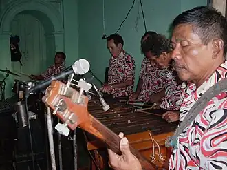 Conjunto musical durante la celebración de una cofradía local.