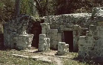 Parte inferior de la pirámide en Muyil.