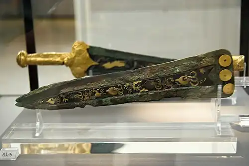 Daga con representaciones de nautilos.