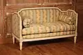 Pequeño sofá estilo Luis XV, en góndola, réplica.