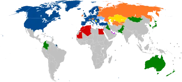 Mapa mundial con países en azul, cian, naranja, amarillo, púrpura y verde, basado en su afiliación a la OTAN.