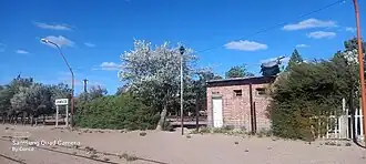 Junto al cartel nomenclador de la estación sus baños.