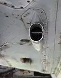 Toma de aire para enfriamiento y ventana de expulsión de casquillos en un SU-22.