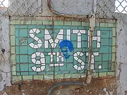 Logo de la estación en azulejos