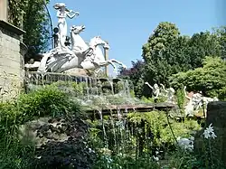 The Naked Ladies ("Las damas desnudas"), cercanías de Londres, finales del XIX o comienzos del siglo XX. -The Statues at York House, fuente citada en The Naked Ladies-