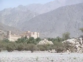El fuerte Najal y los montes Al Hajar.