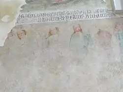 Fragmento de una banda de inscripción del siglo&nbsp;XIV que separa la franja de pinturas del lado norte del monasterio. A continuación se muestra una serie de reyes.