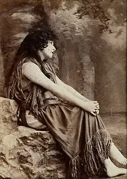 La actriz Sarah Bernhardt, fotografiada por Napoleon Sarony en Nueva York en 1892.