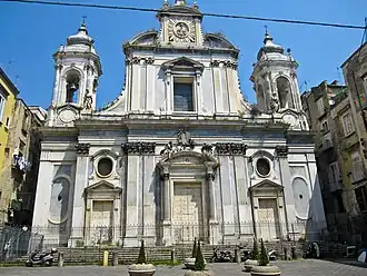 Iglesia de Girolamini. La conservadora fachada del barroco tardío de Ferdinando Fuga contradice su tardía fecha (1780)