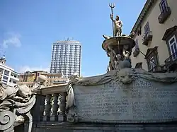 Detalle de la fuente colocada en via Medina, donde destacan la placa, el Neptuno y el Hotel Ambassador al fondo, año 2007.