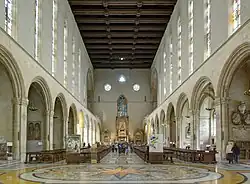Nave interior de Santa Chiara totalmente rehecha tras los bombardeos de la II Guerra Mundial