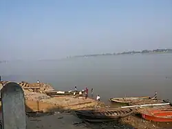 Nar ghat en Mirzapur, con un Ganges y muy ancho