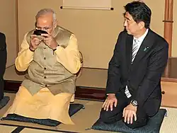 Narendra Modi y Shinzo Abe arrodillados en la postura seiza.