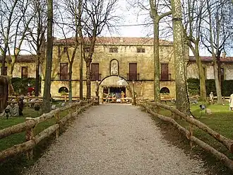 Palacio de Narros en Navidad, época en la que en sus jardines se instala un Belén