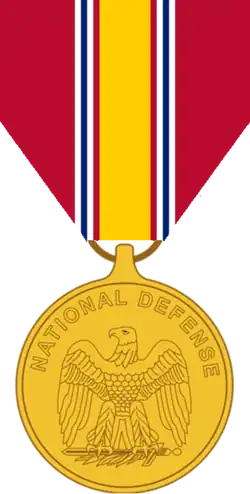 El anverso de la medalla muestra al águila calva americana, posada en una espada y una palma. Sobre esto, en un semicírculo, se encuentra la inscripción National Defense (en castellano Defensa Nacional).