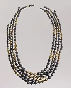 Cuentas de collar de Sumeria; 2600–2500 AC; oro y lapis lazuli; largo: 54&nbsp;cm; Metropolitan Museum of Art