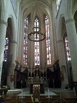 Nave hacia el coro. Detrás del coro, vidrieras de veinte metros de altura colocadas en el siglo&nbsp;XVI. La de la izquierda se atribuye a Georges Millereau; las otros dos son de Nicolas Droguet.