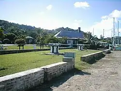 Nelson's Dockyard: cabrestantes dentro de los restos de Capstan House, galera detrás