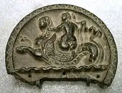Panel de piedra con nereida cabalgando un monstruo marino, Sirkap, siglo&nbsp;II&nbsp;a.&nbsp;C.