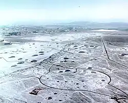 El área plana de Yucca del NTS aparece deformada por los cráteres subsiguientes a las pruebas nucleares subterráneas.