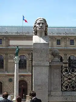 La entrada con un busto de Nicolas Poussin